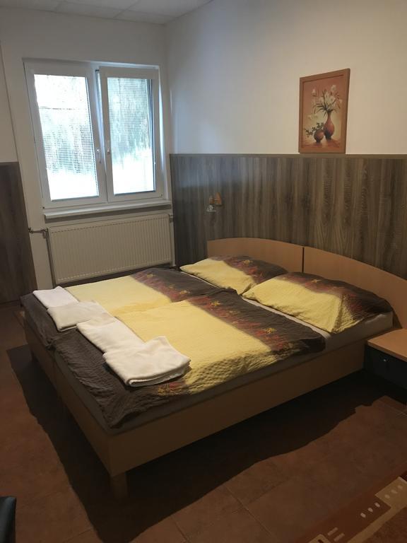 Topoľčany Batavya Penzion מראה חיצוני תמונה