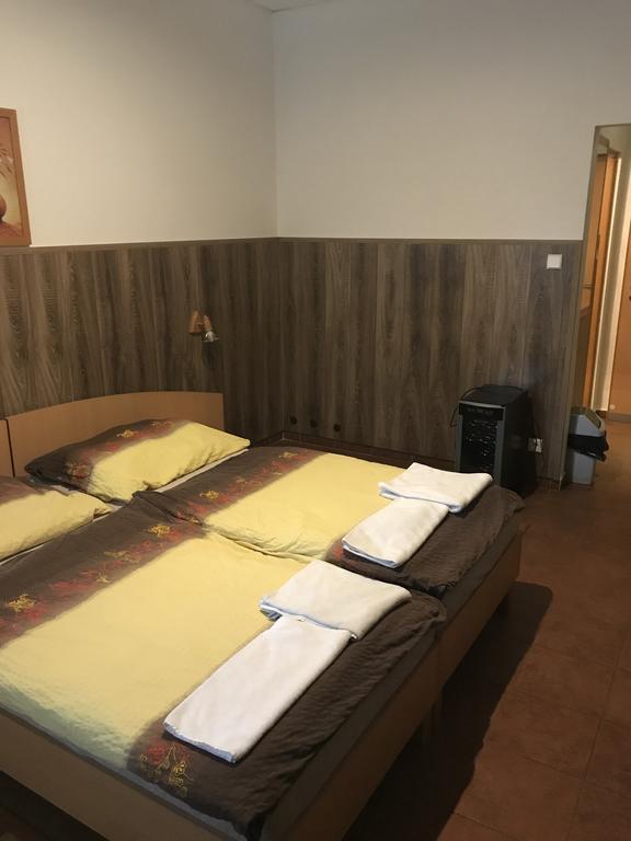 Topoľčany Batavya Penzion מראה חיצוני תמונה