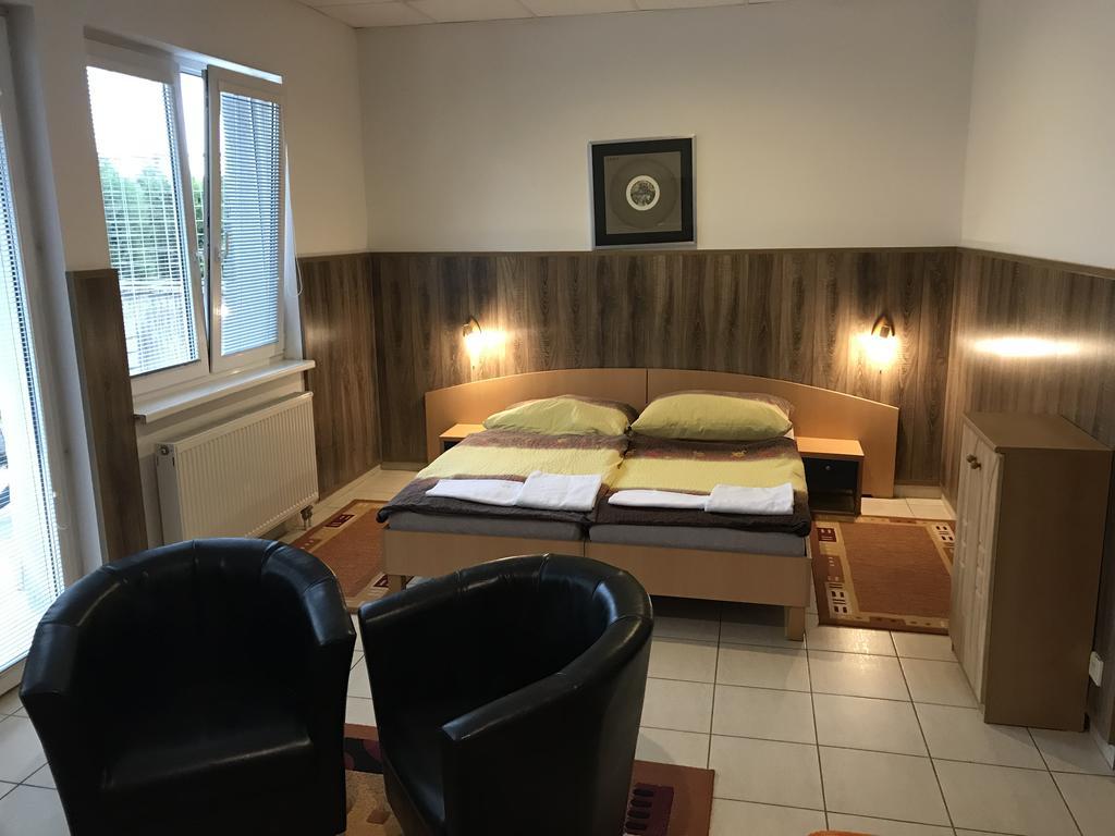 Topoľčany Batavya Penzion מראה חיצוני תמונה